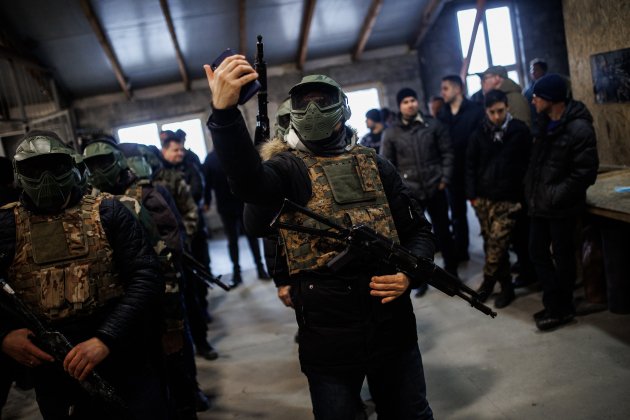 EuropaPress 4293917 varios civiles soldados fusiles asalto entrenamiento marzo 2022 lviv