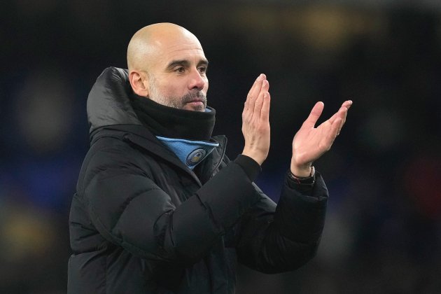 Pep Guardiola aplaudiendo Manchester City EFE