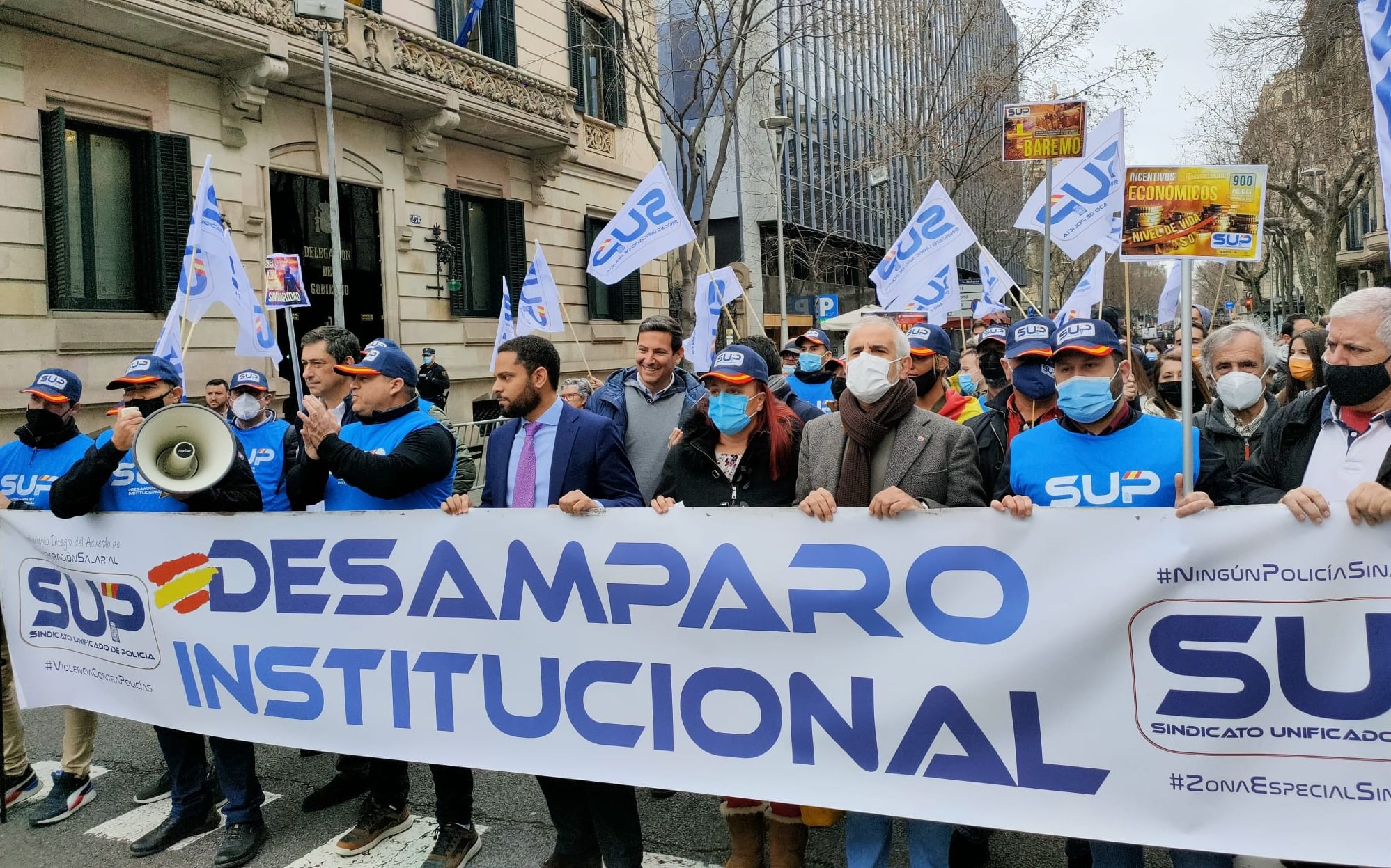 Vox i Cs acusen l'independentisme d'apedregar i demonitzar la Policia Nacional