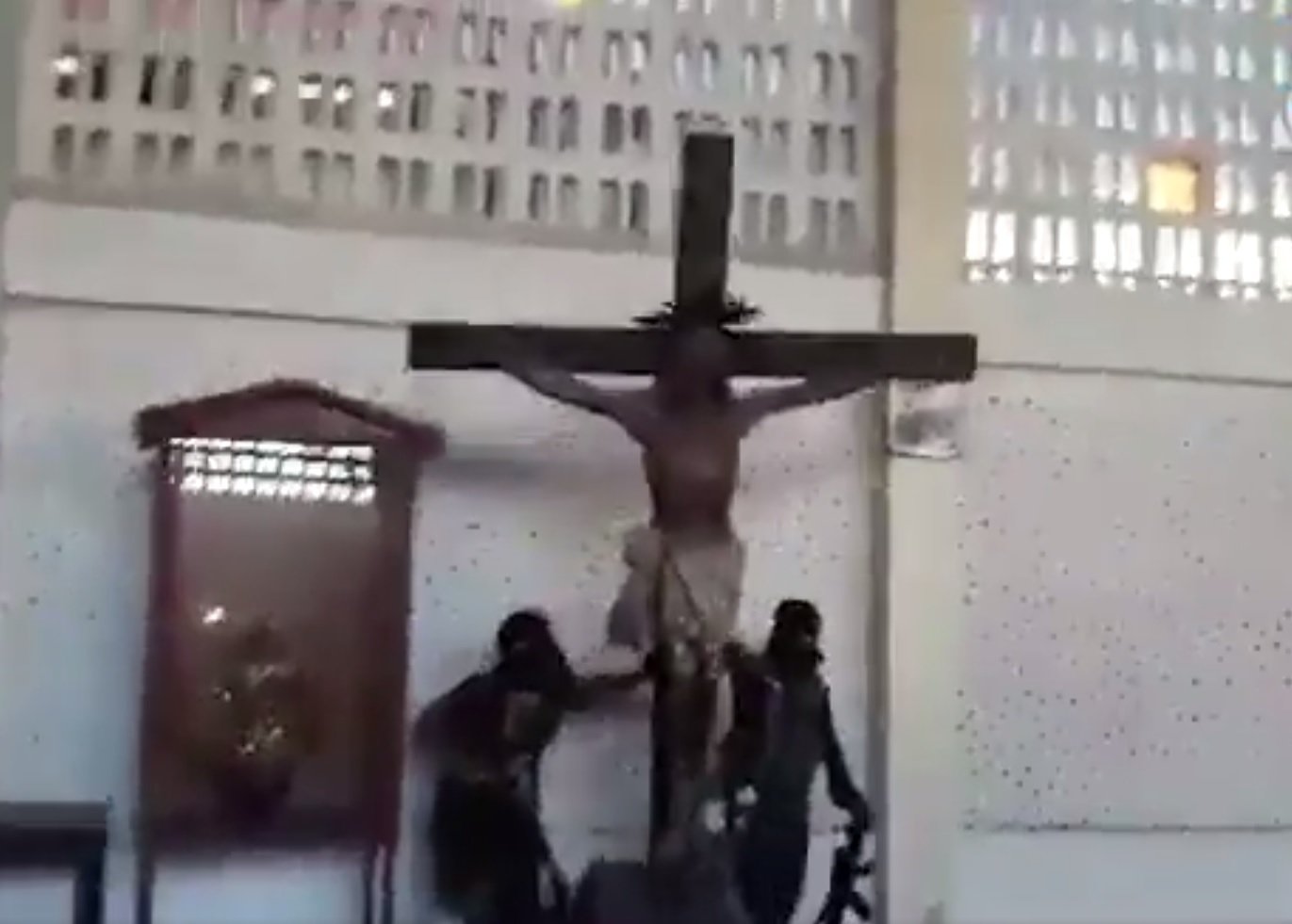 El Daesh muestra cómo destruye una iglesia cristiana en Filipinas