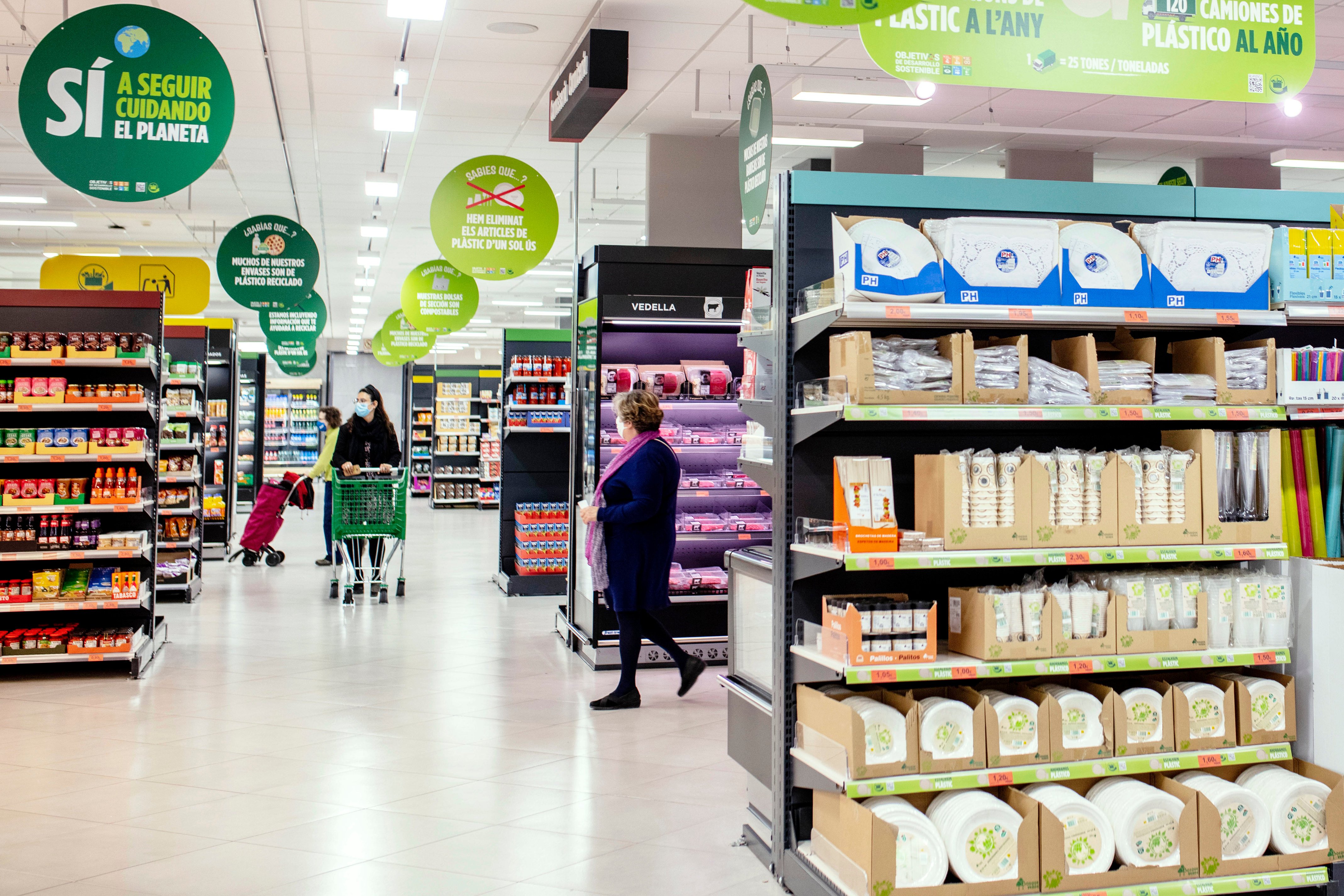 Después del papel de váter, el aceite de girasol: los supermercados dosifican la venta