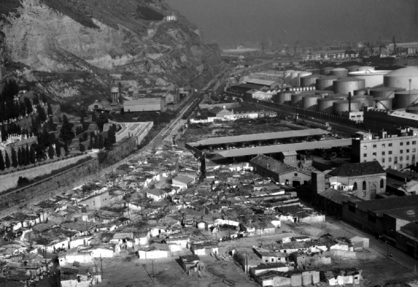 Un desprendimiento en la montaña de Montjuïc sepulta a cuatro familias