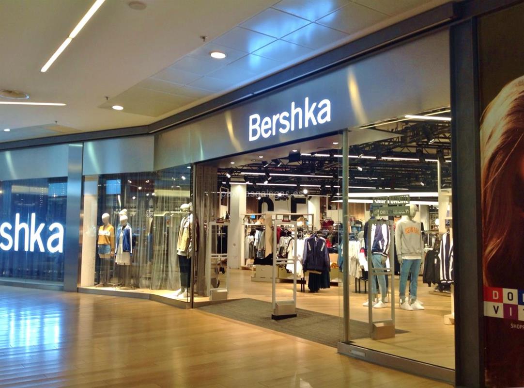 Este vestido largo con manga de tul de Bershka se lleva el premio a prenda estrella para Nochevieja