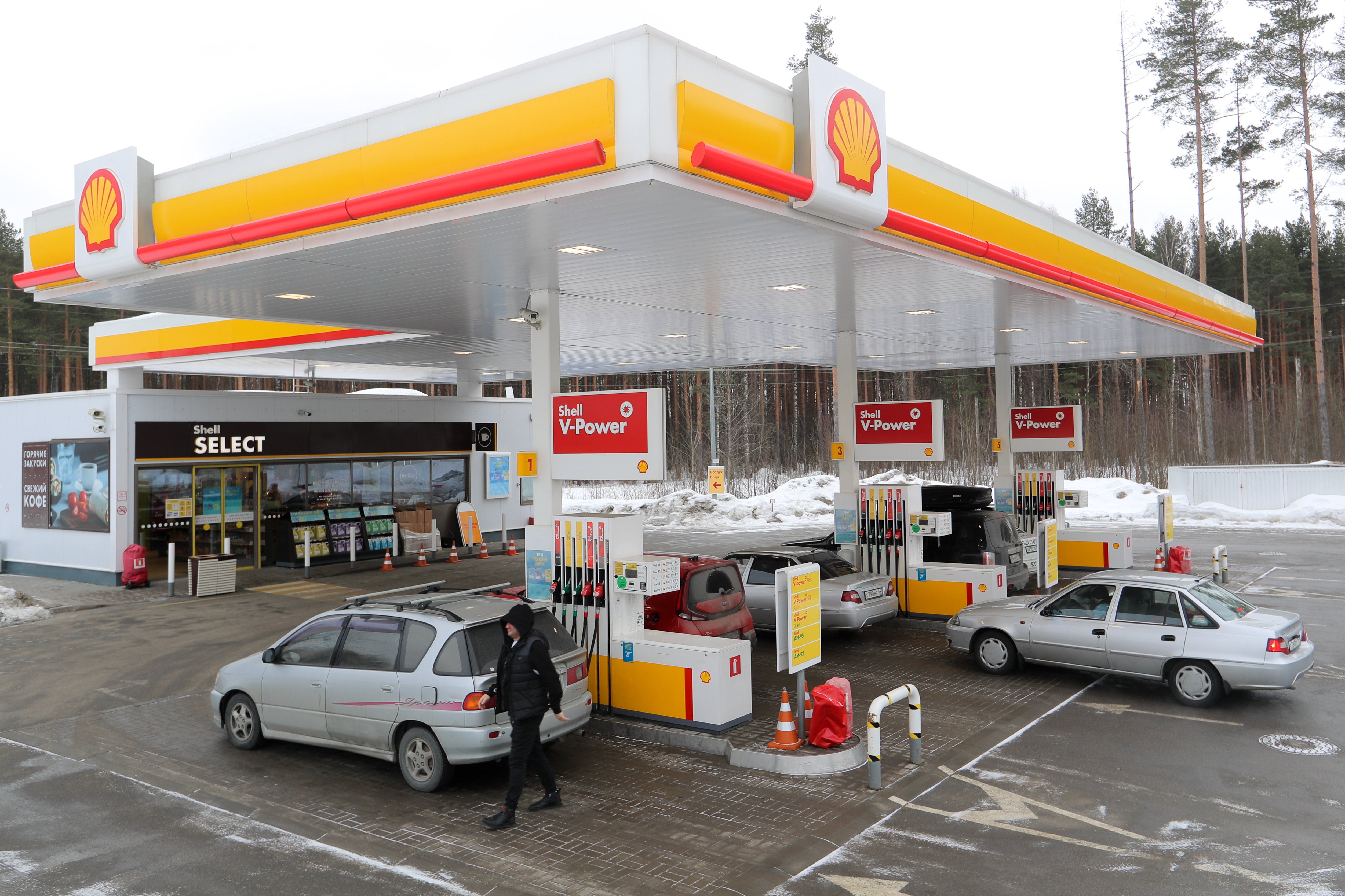 Shell dejará de comprar gas y petróleo a Rusia y cierra las gasolineras en el país