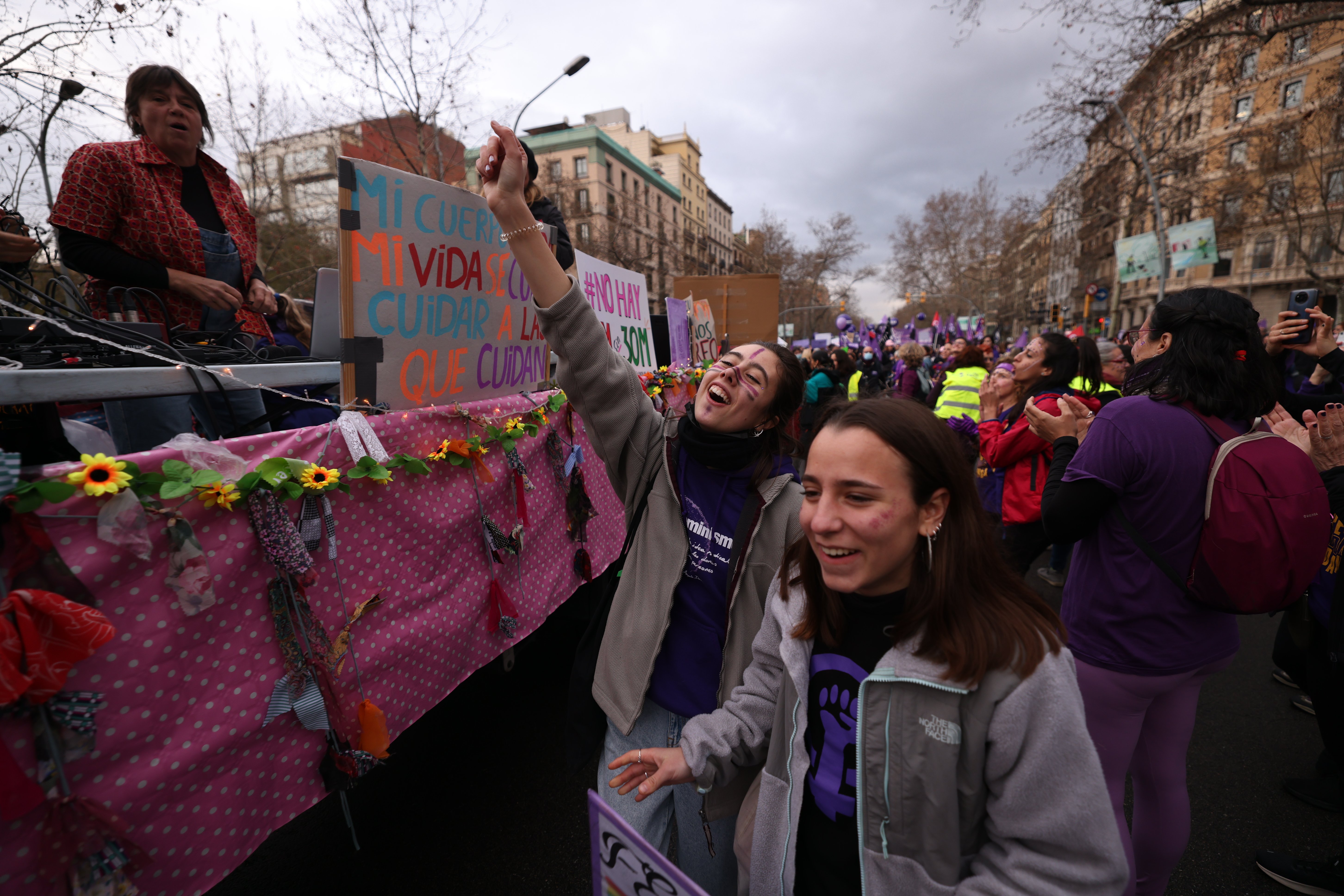 8-M | Milers de persones participen a la manifestació feminista de Barcelona