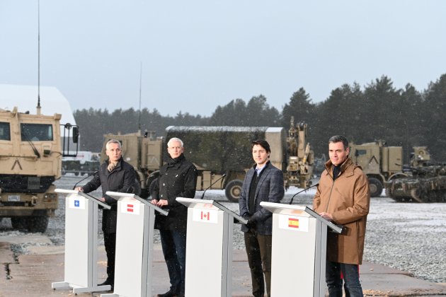 pedro sanchez base militar letonia - Pool Moncloa