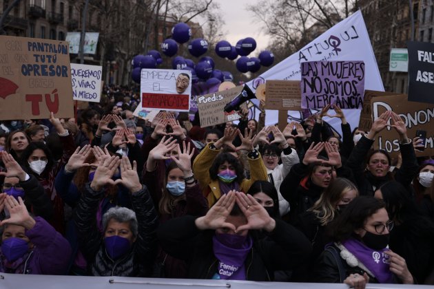 concentración 8M Barcelona Gran Via día de la mujer gesto manos feminista - Sergi Alcàzar