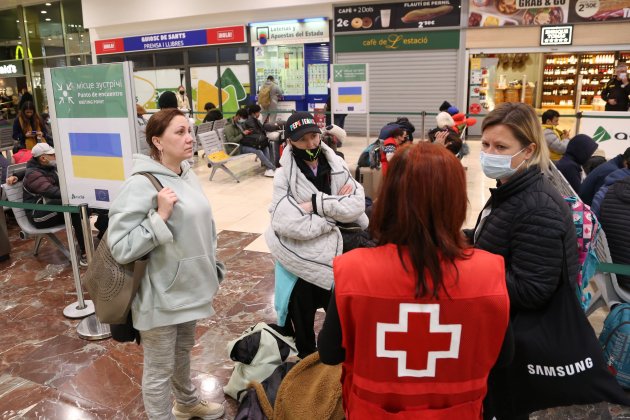Refugiats ucraïnesos arriben a Sants Estació barcelona, creu vermella - montse giralt