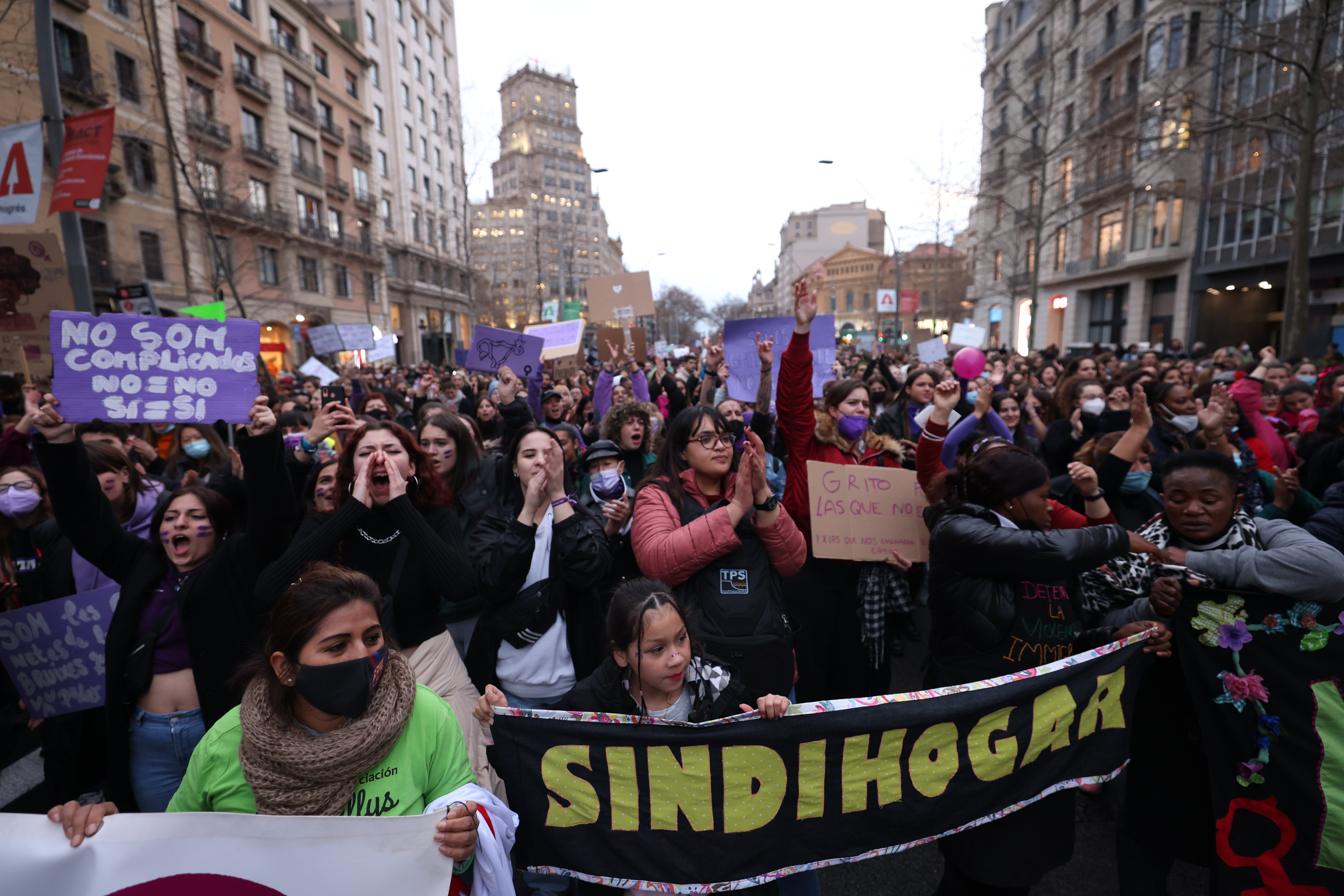 8-M: Les dones omplen els carrers de Barcelona