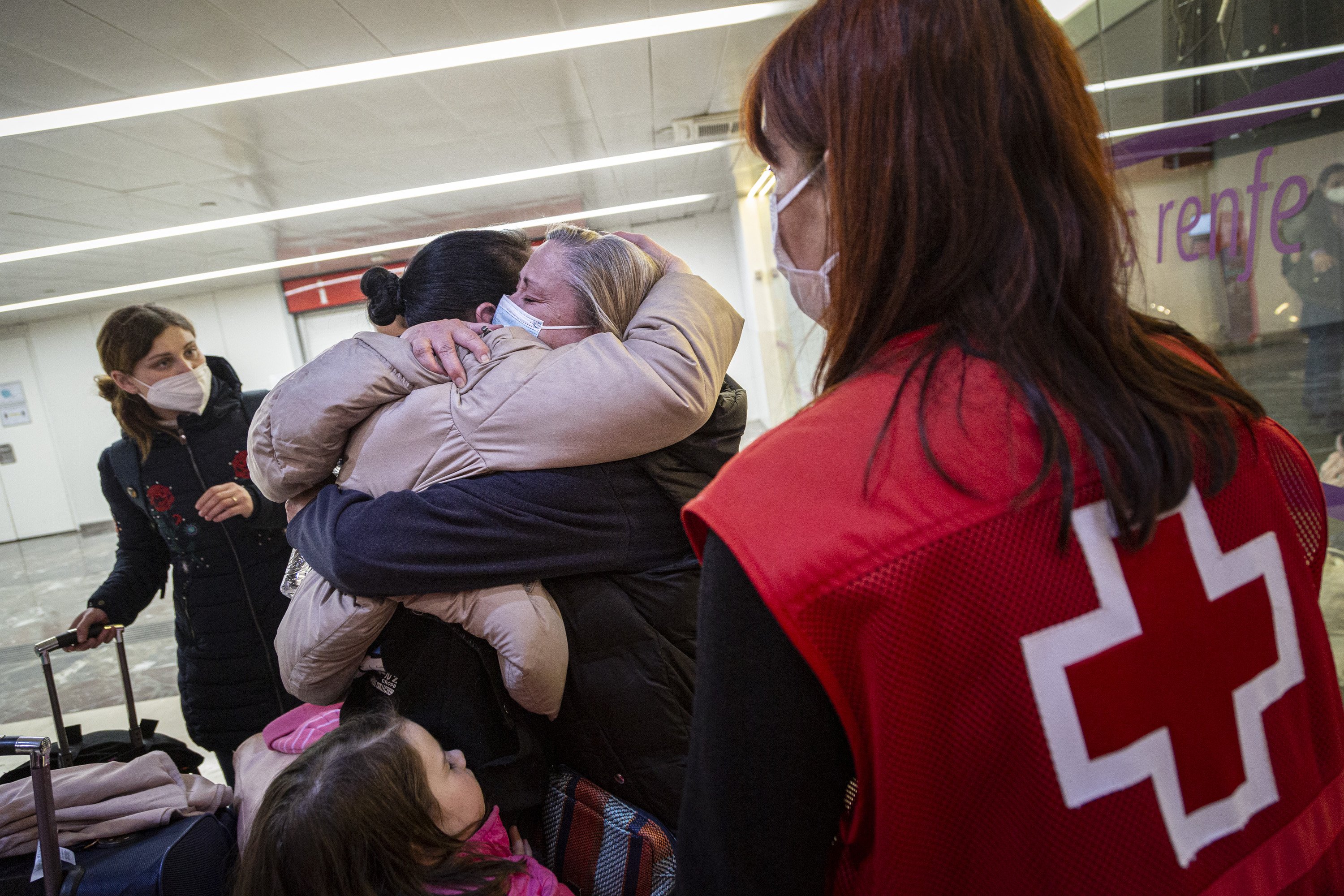 Refugiades ucraïneses arriben a Barcelona i es retroben amb les seves famílies