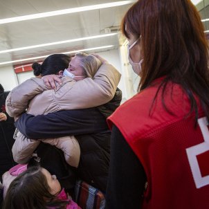 Refugiades ucraïneses arriben a Barcelona i es retroben amb les seves famílies