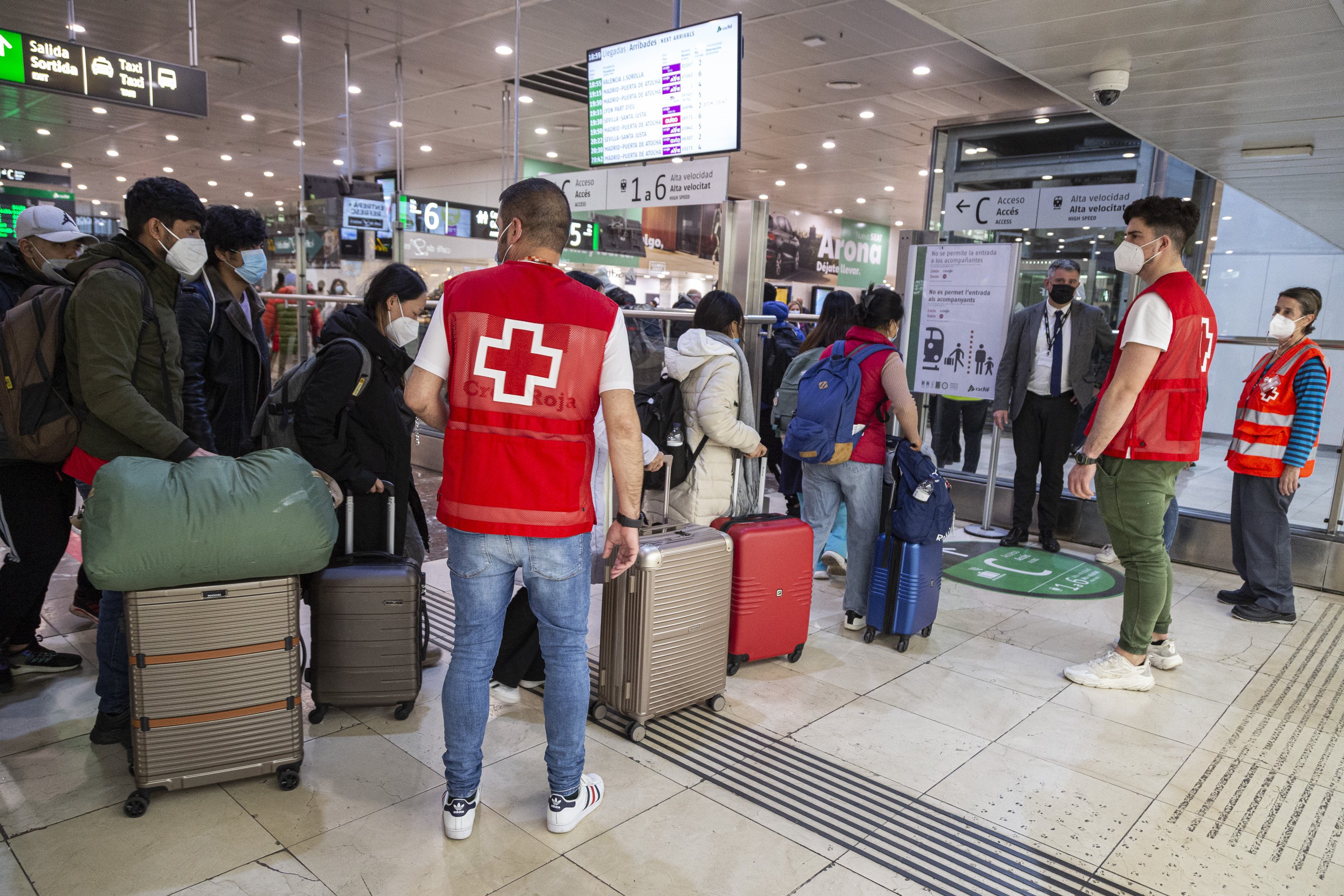 Cues i desconcert el primer dia d'obertura del centre de refugiats de Barcelona