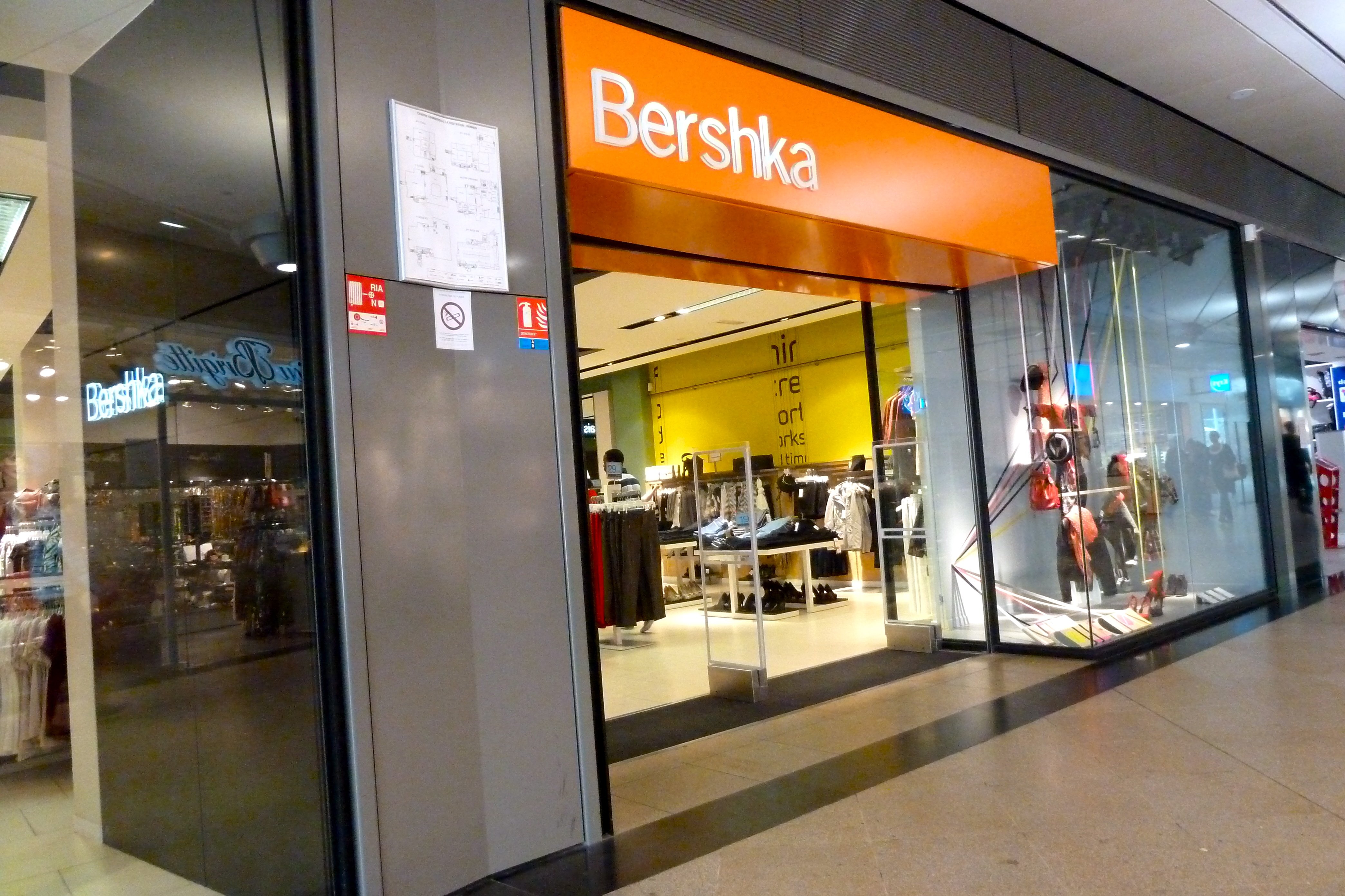 Bershka pasa al siguiente nivel con la camiseta de manga larga bardot llena de rosas de color rosa