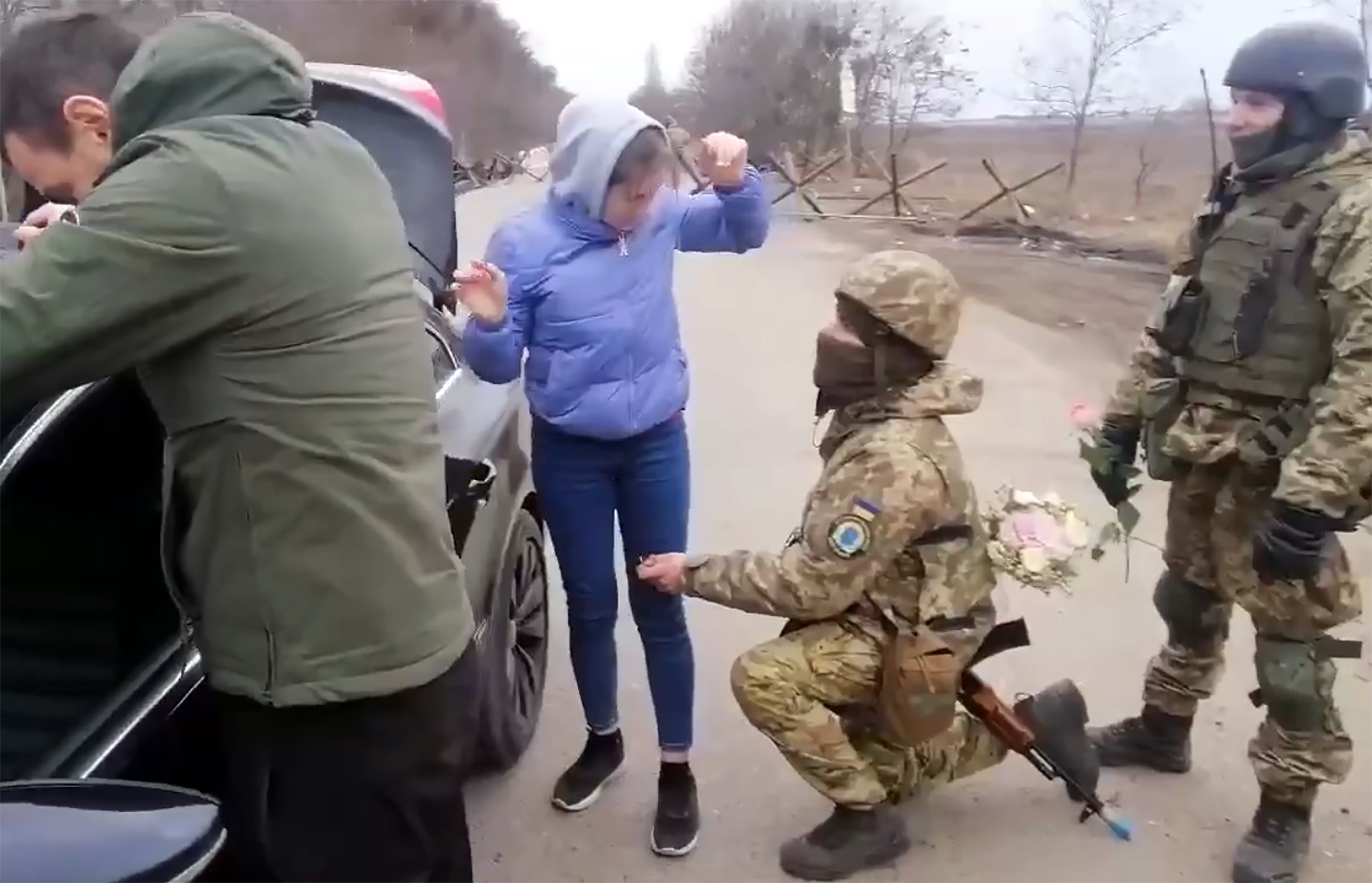 VÍDEO | Un soldat ucraïnès li demana la mà a la seva xicota en un control militar a Kíiv