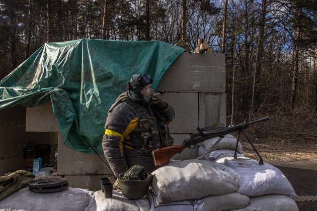 rusia ucrania guerra soldado barricada
