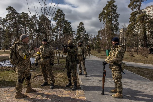 grupos defensa armas kiev guerra rusia ucrania efe