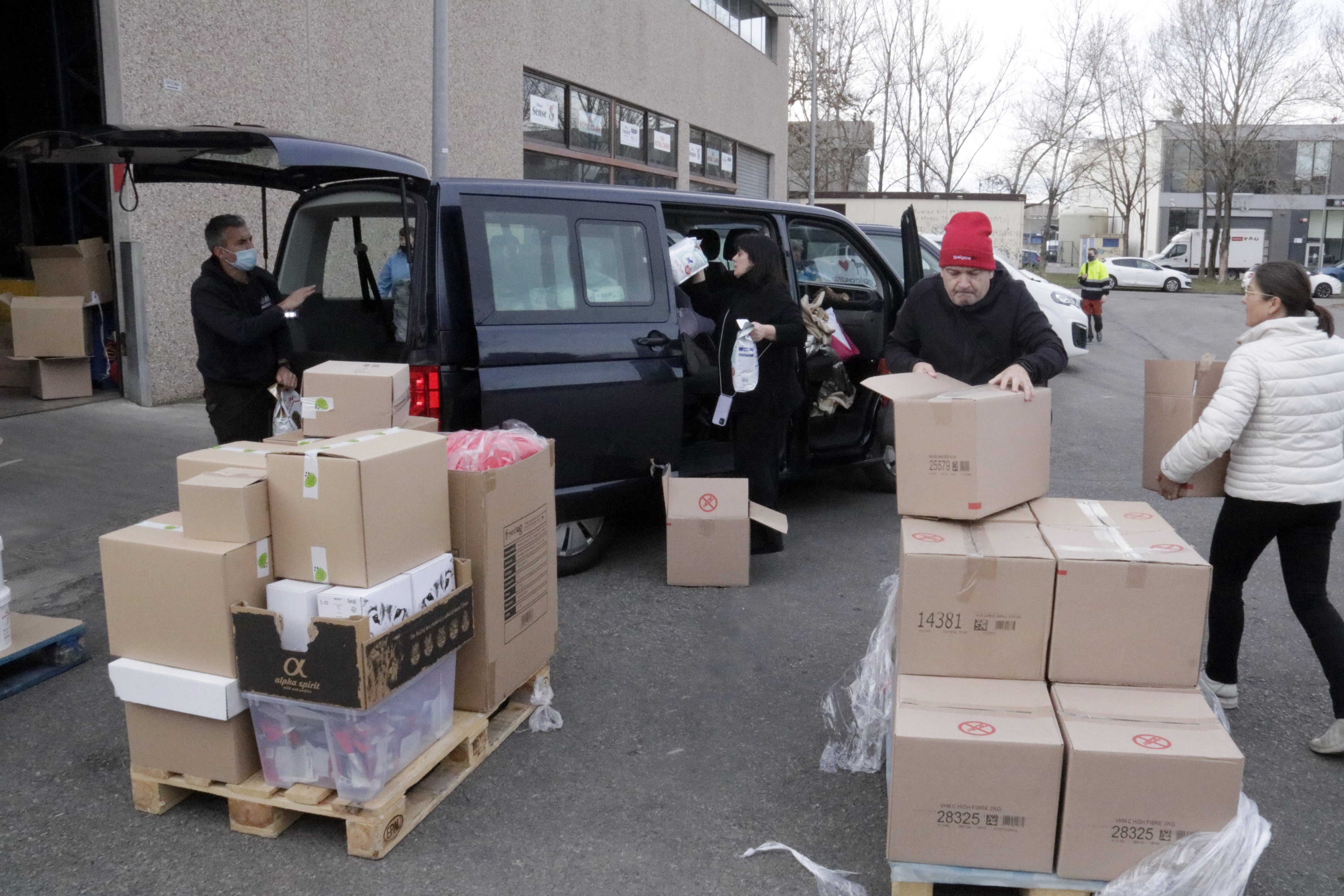 grupo de personas organiza un comboi des de Girona para hacer llegar ayuda humanitaria a Ucrania / ACN