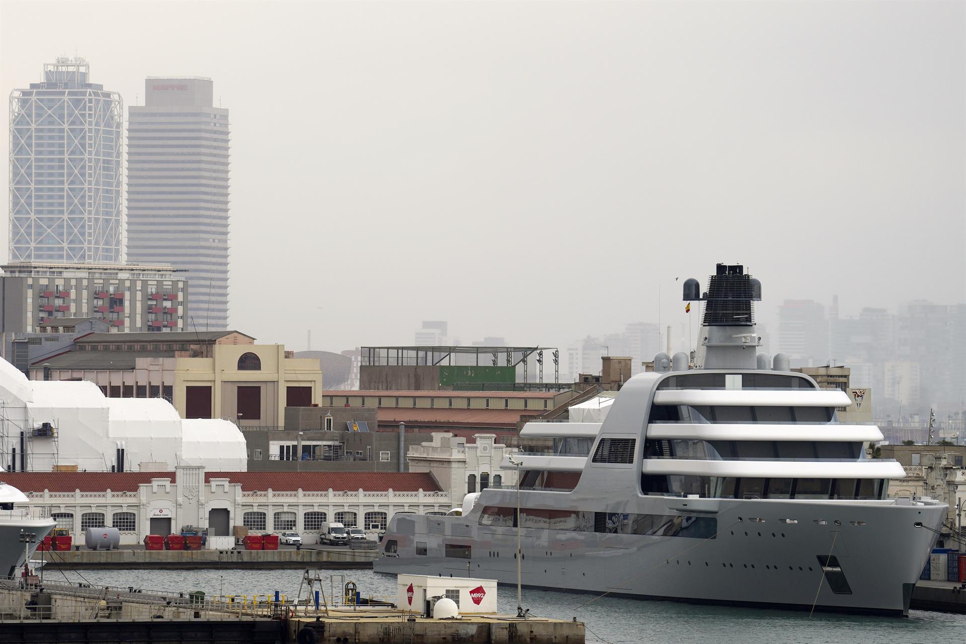 Guerra en Ucrania | El yate de Roman Abramovich abandona el puerto de Barcelona