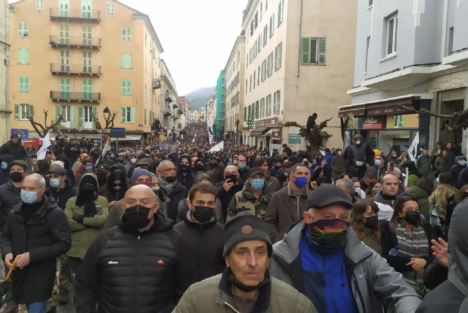 Augmenta la violència a Còrsega per l'atac al pres Yvan Colonna