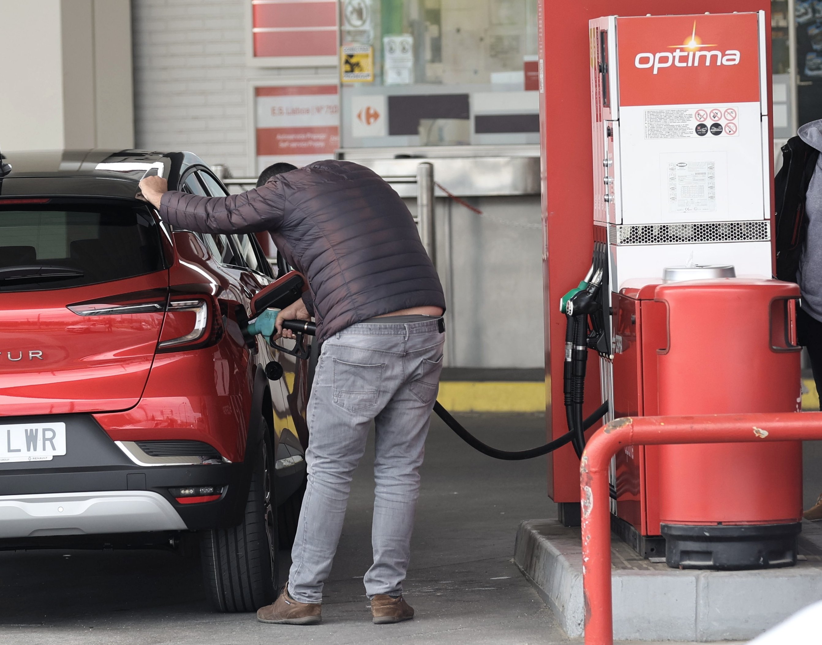 La gasolina supera los dos euros por litro por primera vez en la historia
