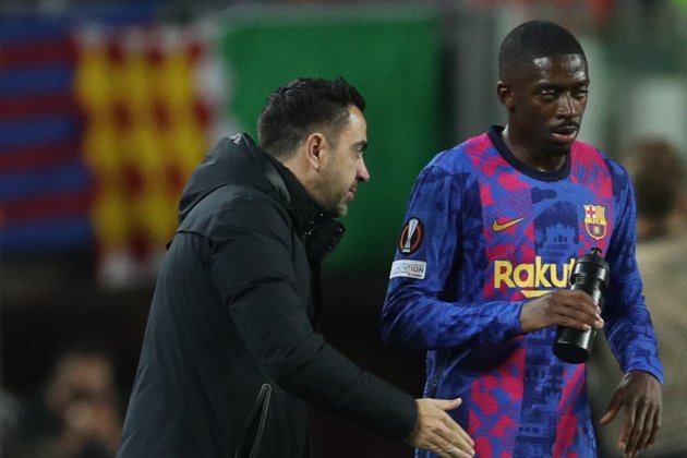 Dembélé y Xavi durante un partido del Barça en el Camp Nou / Foto: EFE