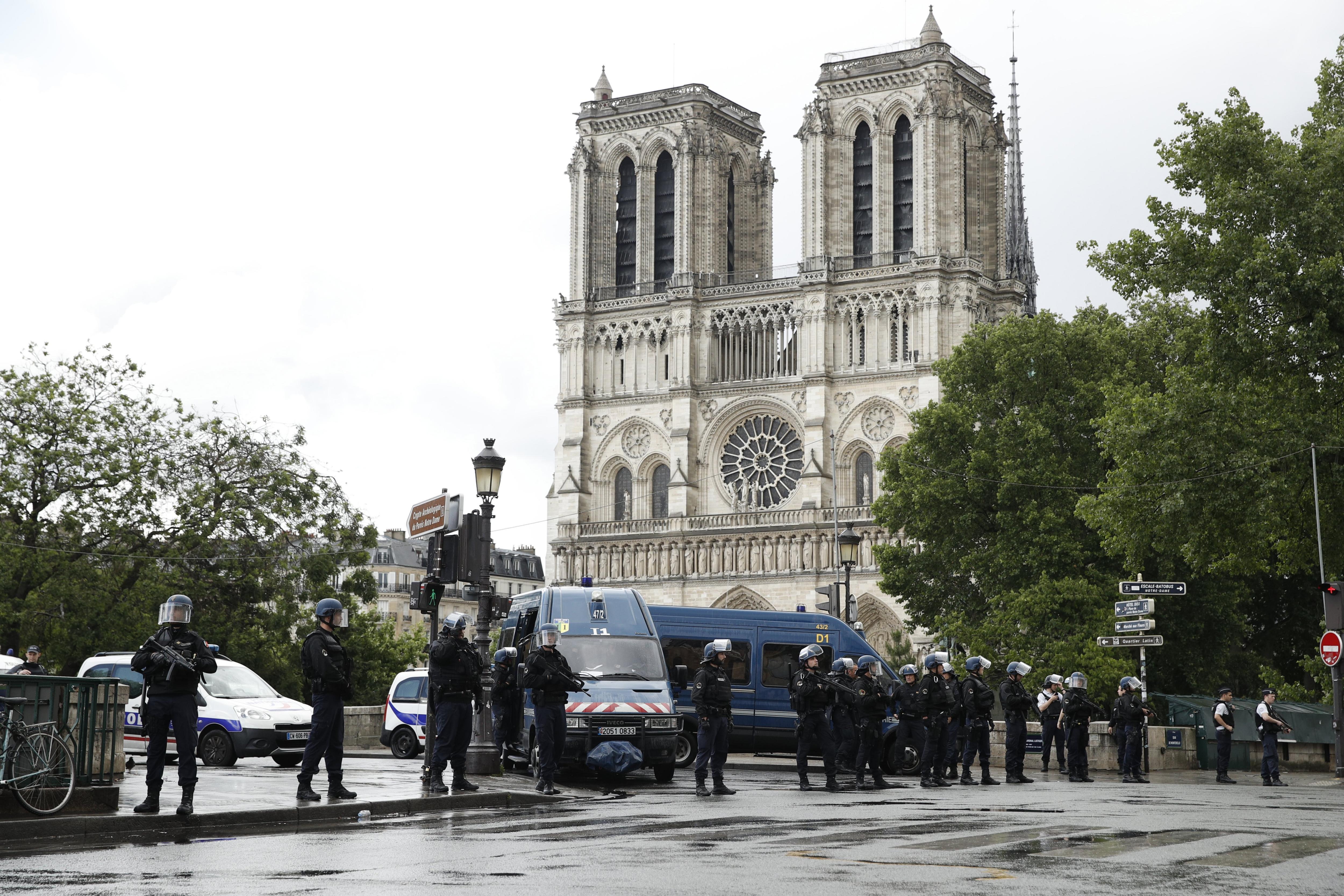 Neutralitzat un home després d'atacar un policia amb un martell a París