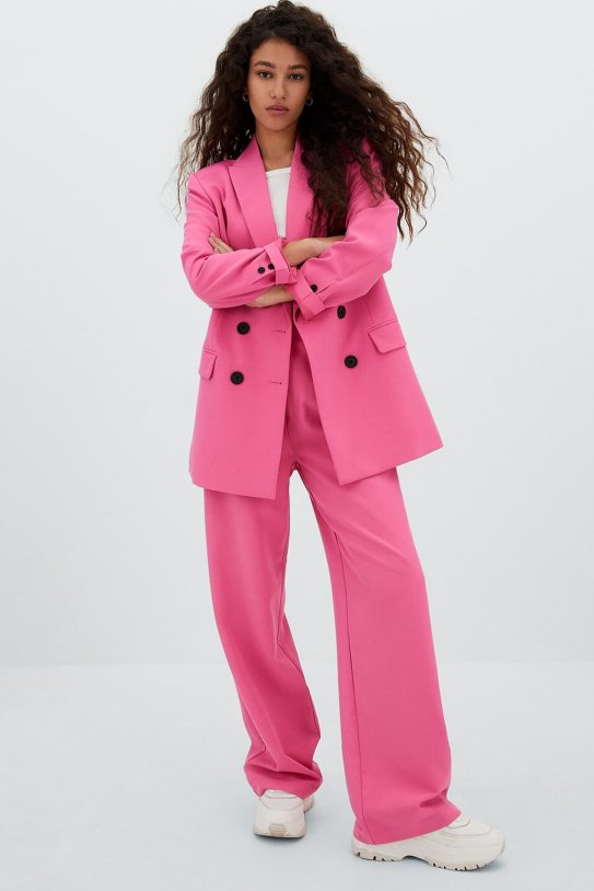 estación de televisión con las manos en la masa grava Stradivarius versiona (39,95 euros) el traje chaqueta rosa chicle tendencia  en las grandes marcas