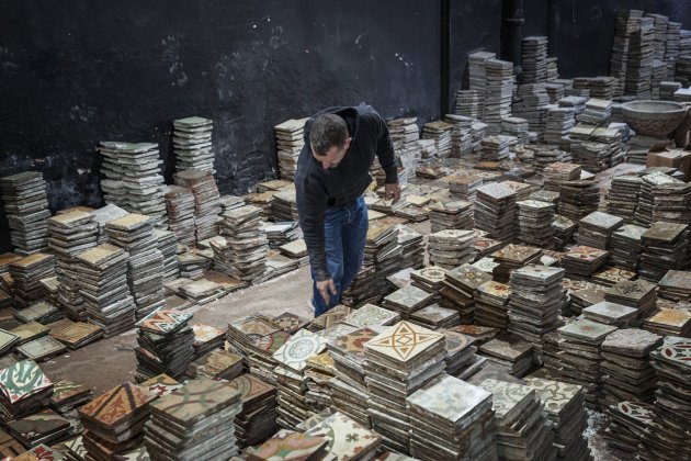Joel en el antiguo teatro Vilella que será el nuevo museo de baldosa hidráulica - Montse Giralt