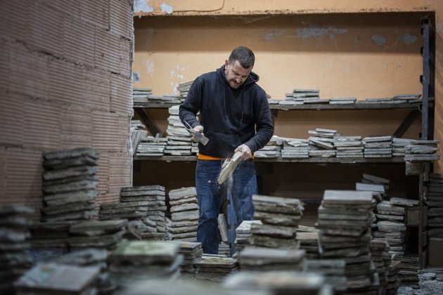 Joel en el antiguo teatro Vilella que será el nuevo museo de baldosa hidraulica - Montse Giralt