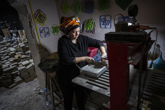 Alícia en el antiguo teatro Vilella que será el nuevo museo de baldosa hidraulica - Montse Giralt