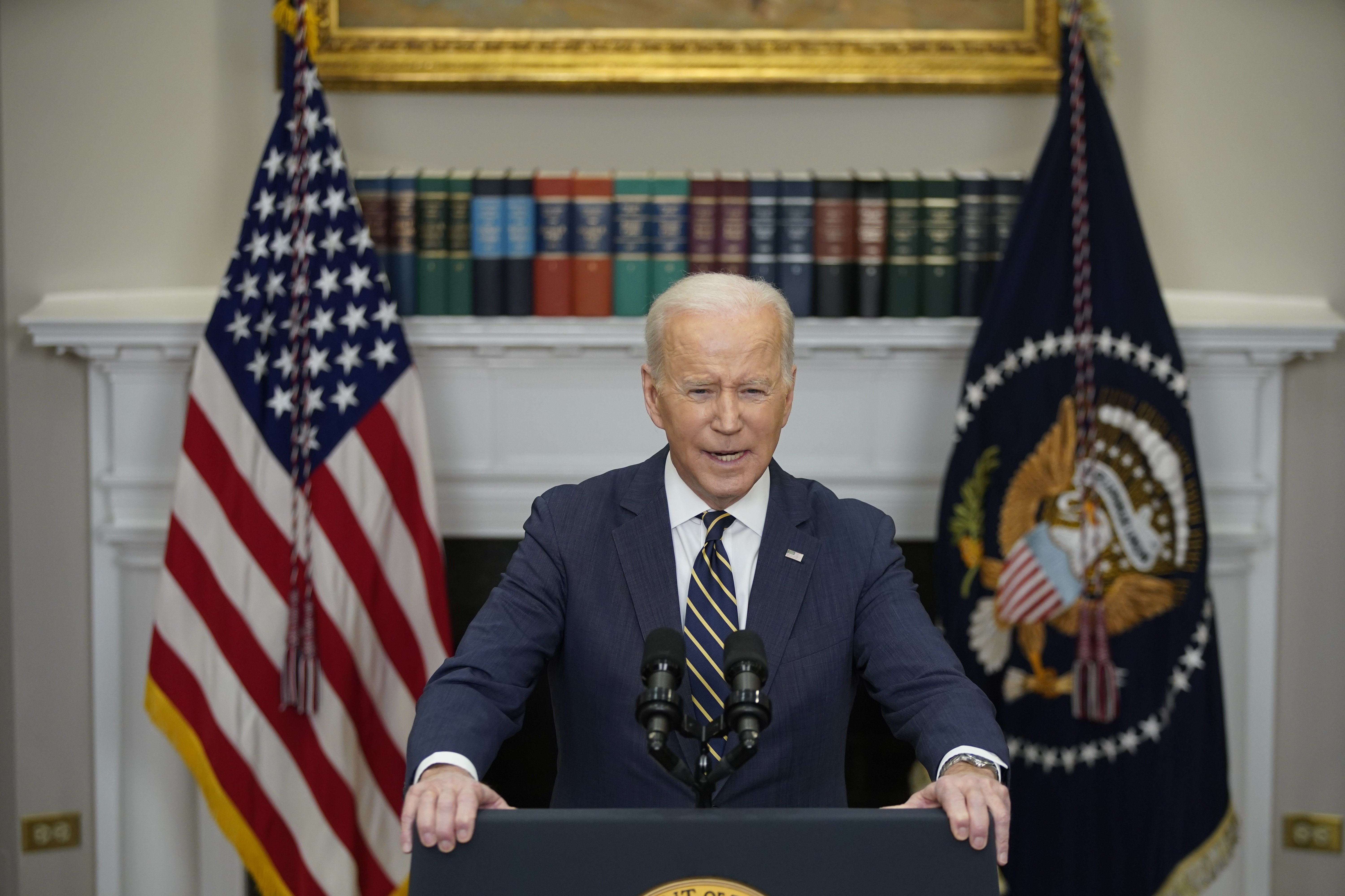 Biden anuncia más sanciones contra Rusia: prohíbe importar vodka, marisco y diamantes