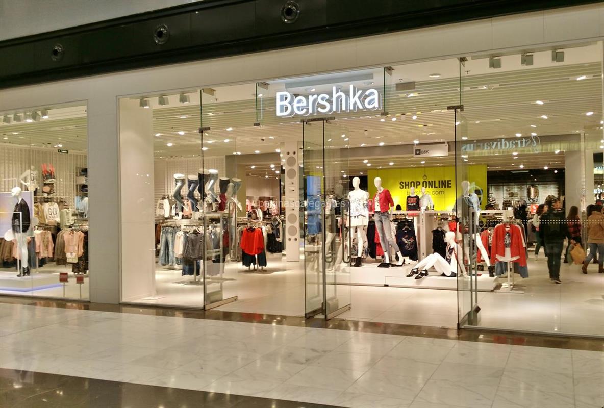 Bershka versiona els texans de Balenciaga que estan arrasant ara en vendes