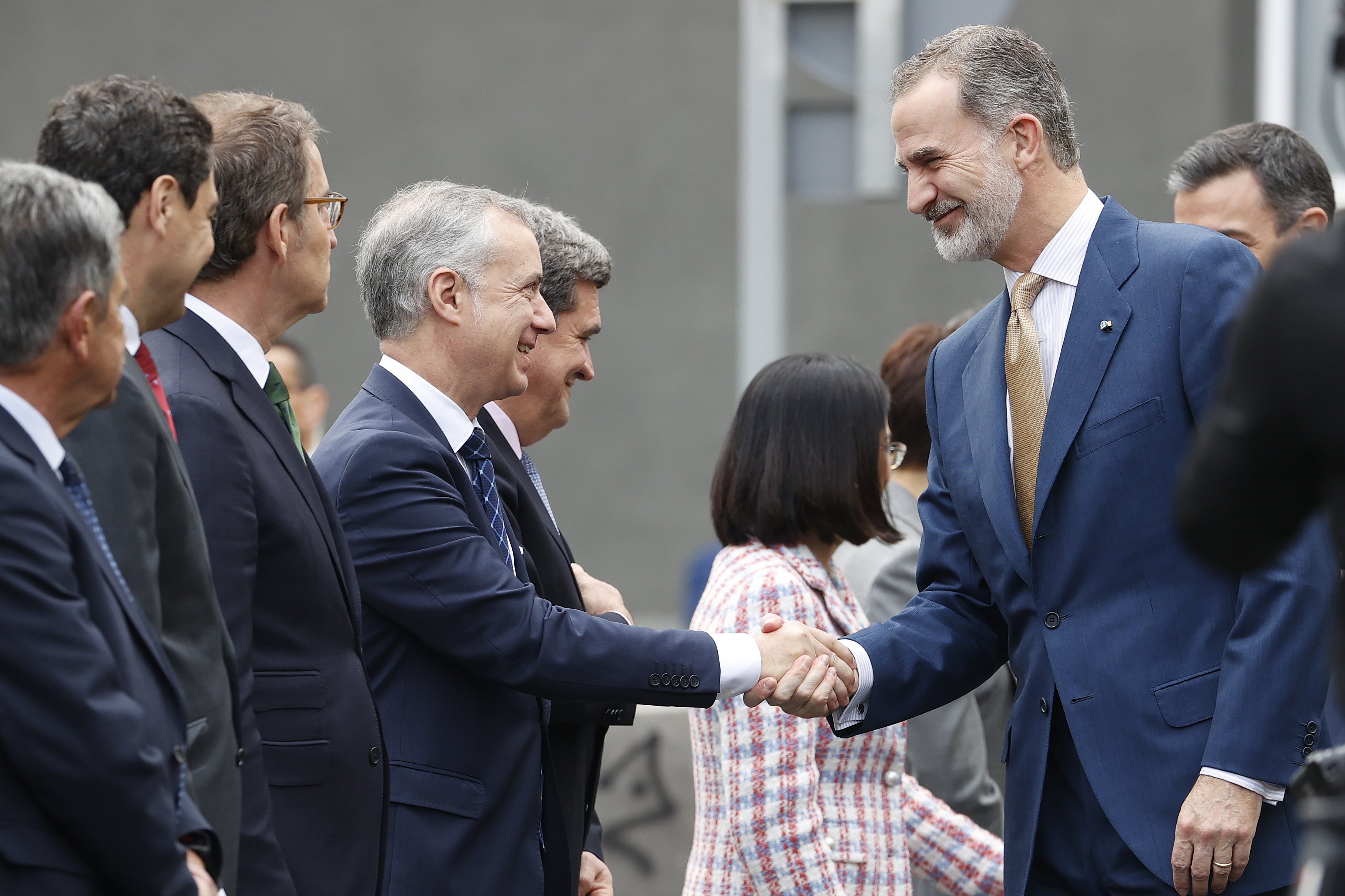 Aragonès esquiva la foto a La Palma, que rep el Rei amb visques