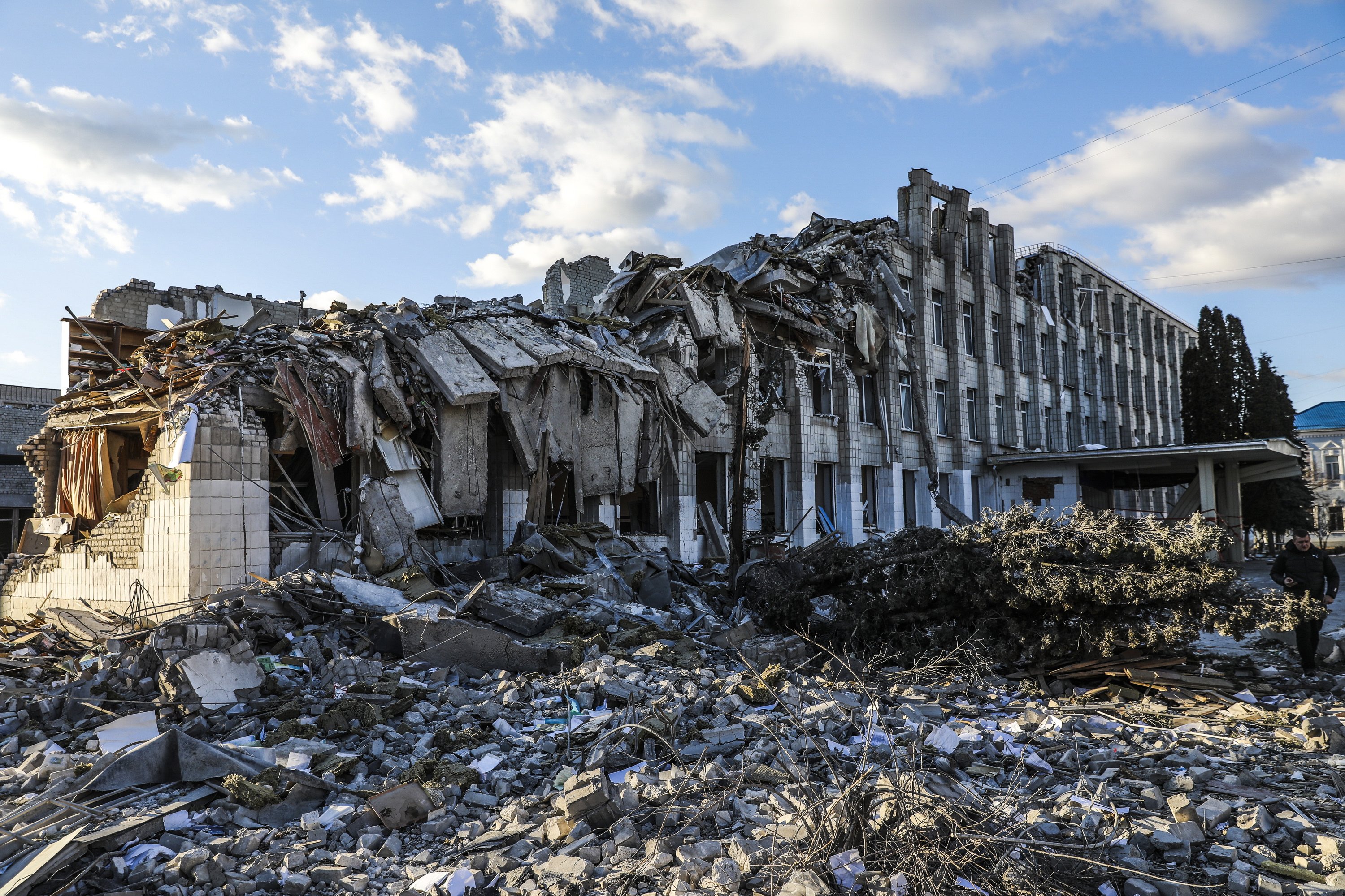destruccion guerra rusia ucrania escuela efe