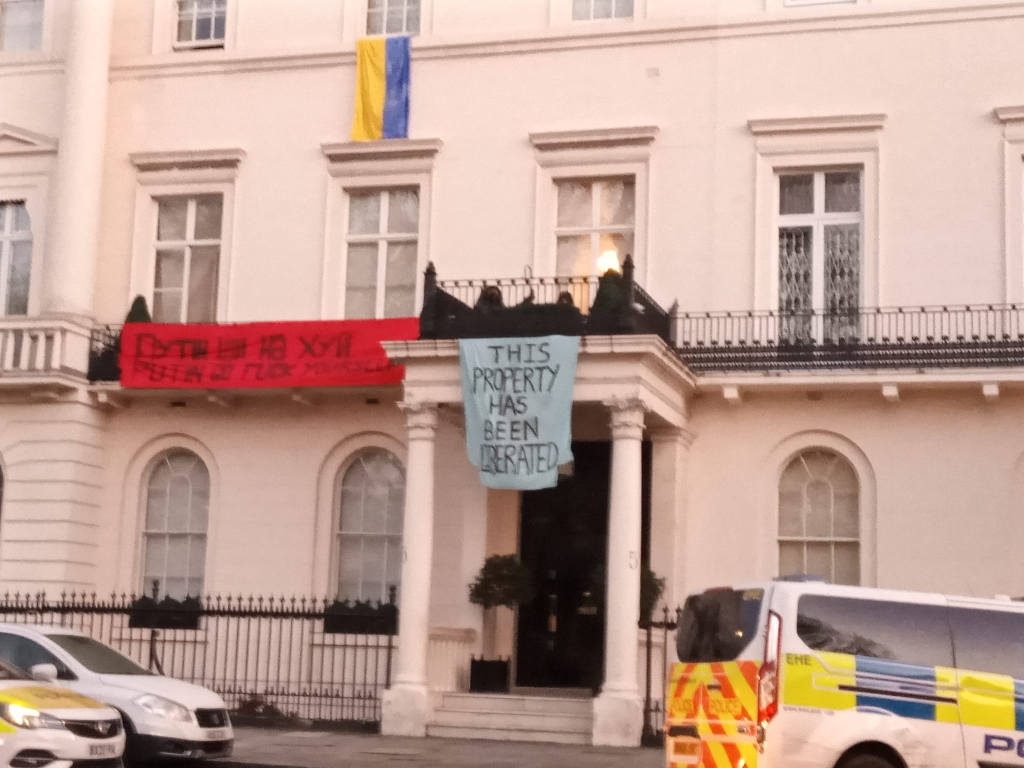 Okupas contra oligarcas rusos: toman una mansión en Londres