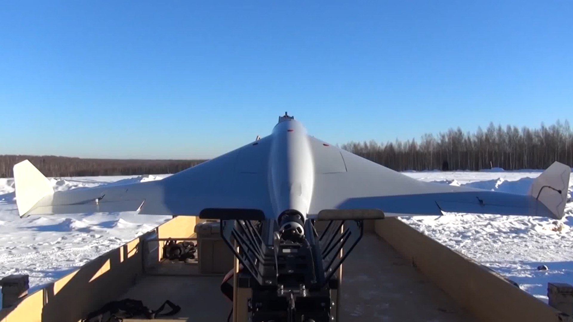 Vídeo impactante de un dron ucraniano lanzando una granada a un soldado ruso