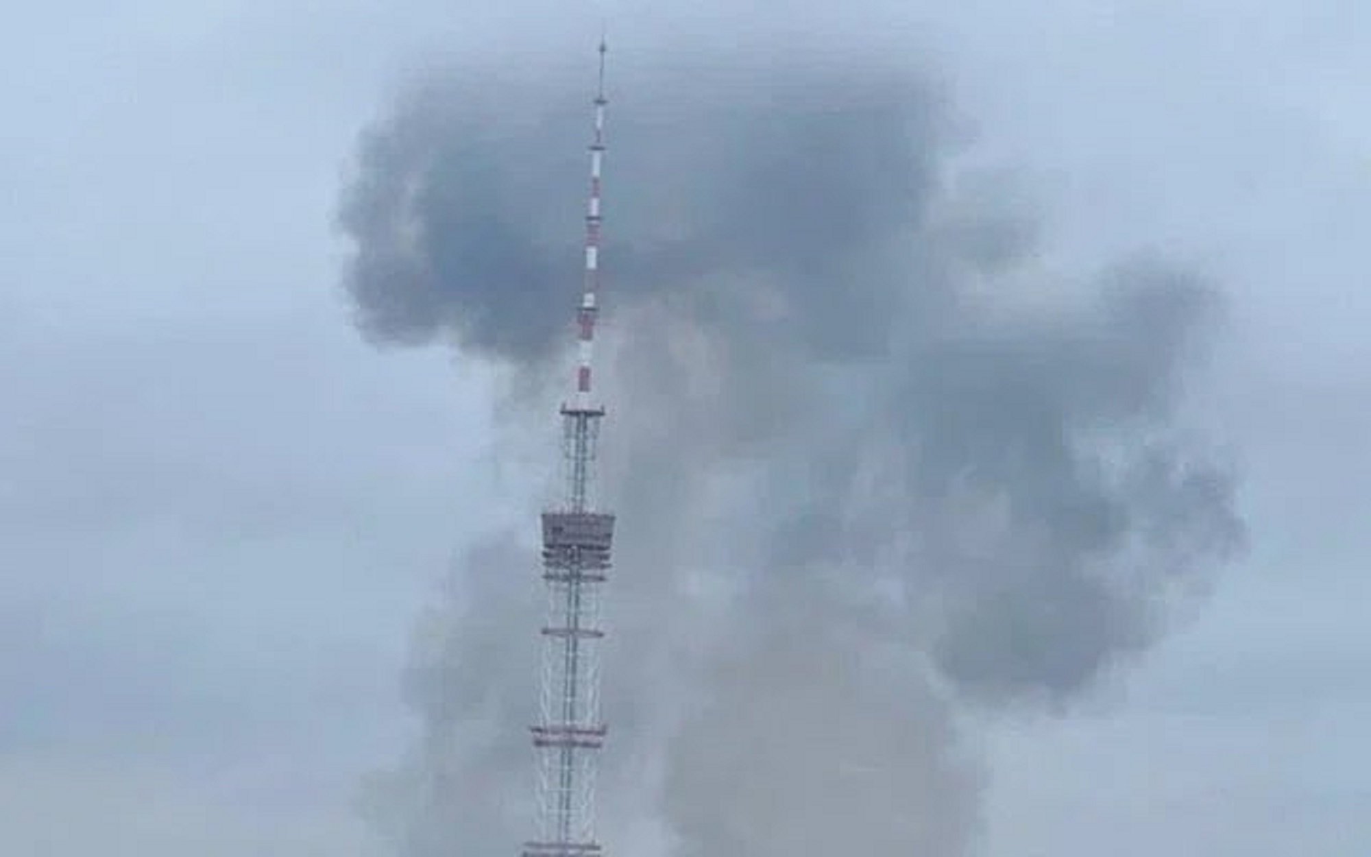 Moren 9 persones en un atac rus a una torre de televisió ucraïnesa