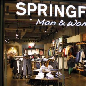 Hemos removido el catálogo entero de Springfield para afirmar que esta  falda corta es la más espectacular