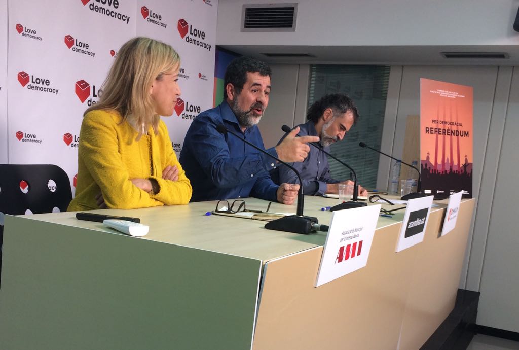 Las entidades reformulan el grito de Forcadell: "¡Rajoy, no nos quites las urnas!"