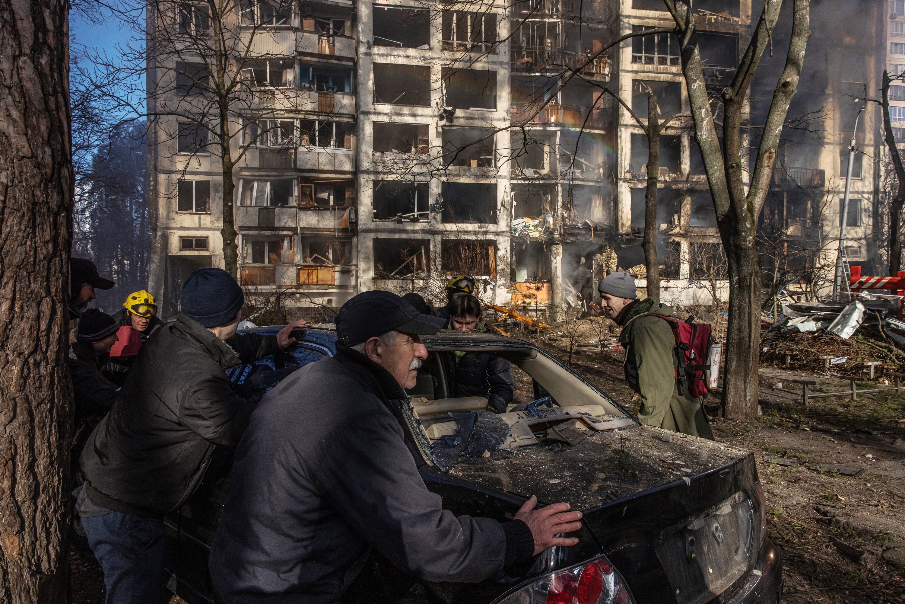 Dos personas intentan desperjar la calle despues de un bombardeo en area residencial de Kyiv Roman Pilipey / Efe