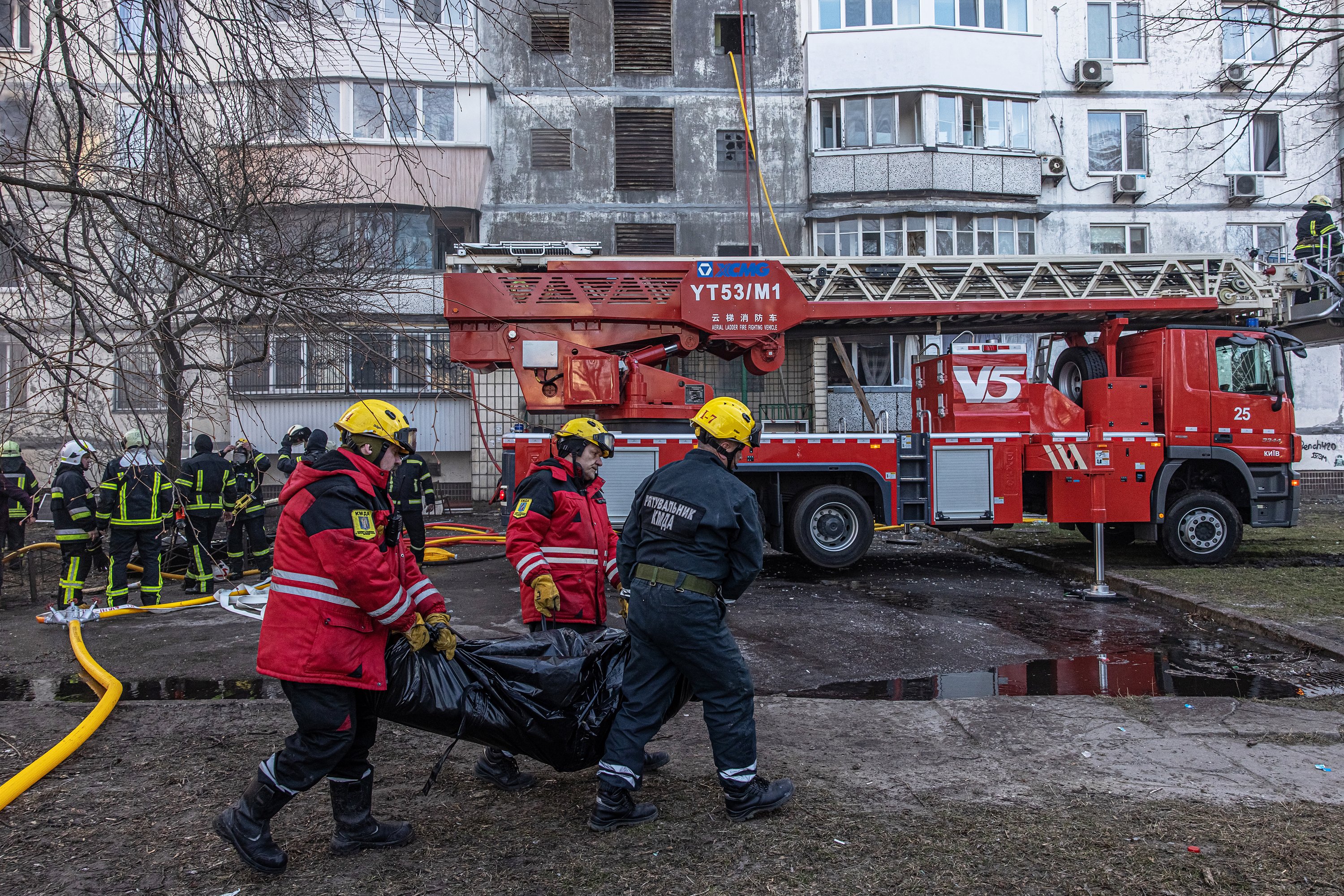 Bomberos trabajan en un edificio bonbardeado por los russos en Kyiv Roman Pilipey / Efe