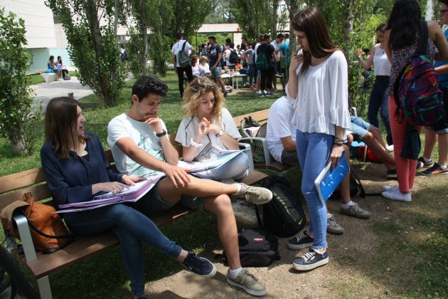 Estudiants repassant abans de l'examen de les PAU / ACN