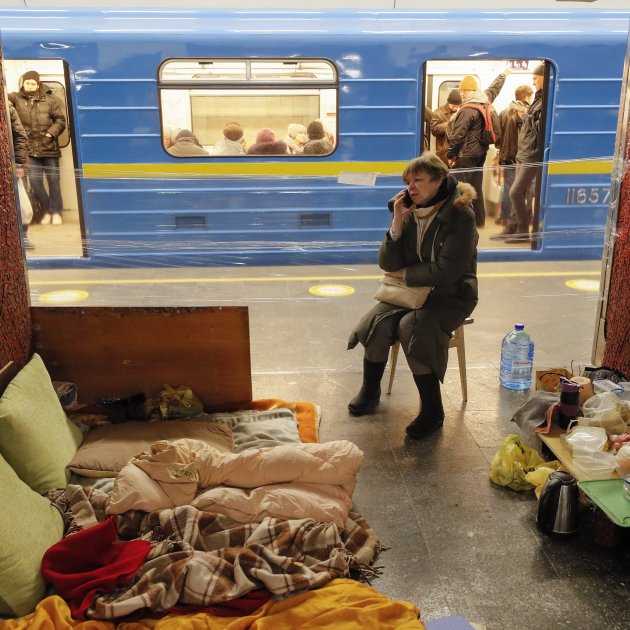 metro kiev refugio guerra rusia ucrania efe SERGEY DOLZHENKO