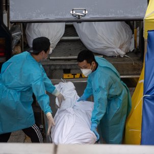 Sanitarios en Hong Kong con muertos por covid   Efe