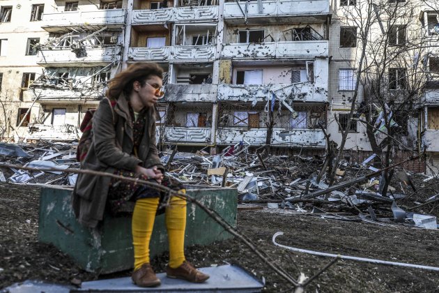 Una mujer espera a las afueras de un edifico bombardeado en Kyiv Miguel A. Lopes / Efe