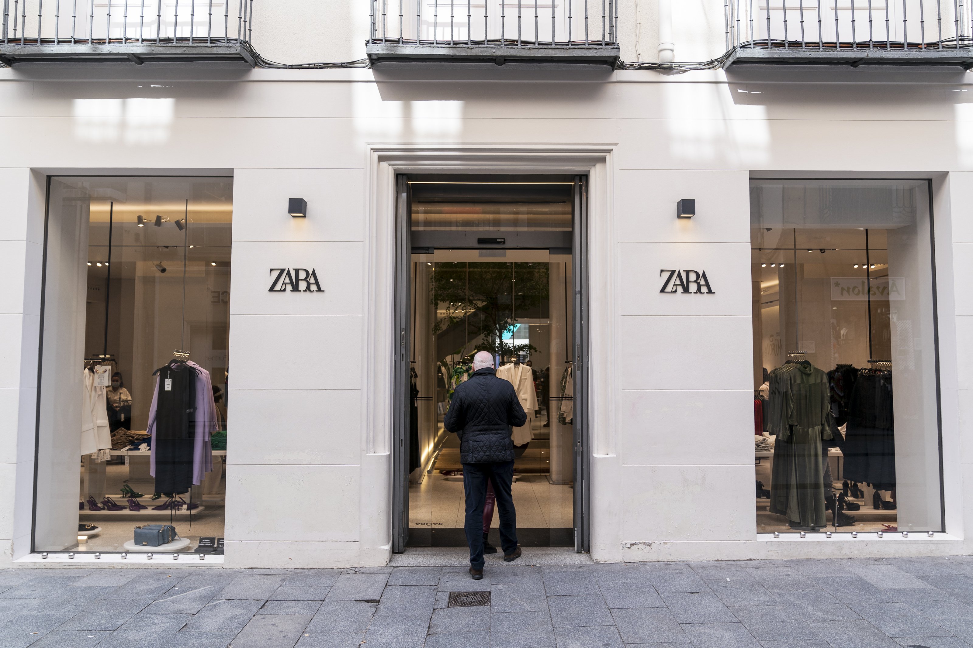 Cal marcar en vermell per a les rebaixes el vestit estampat més espectacular de Zara