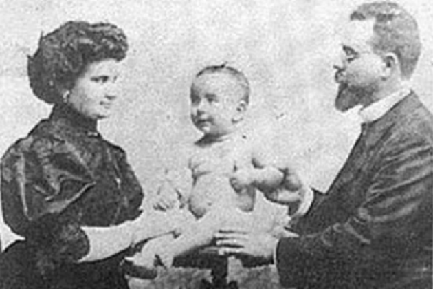Josep Figueres amb els seus pares (1906). Font Centro Histórico José Figueres. San José