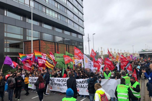 Cabecera de manifestación de educación maestros y profesores, pancarta, estación de Sants   Abel