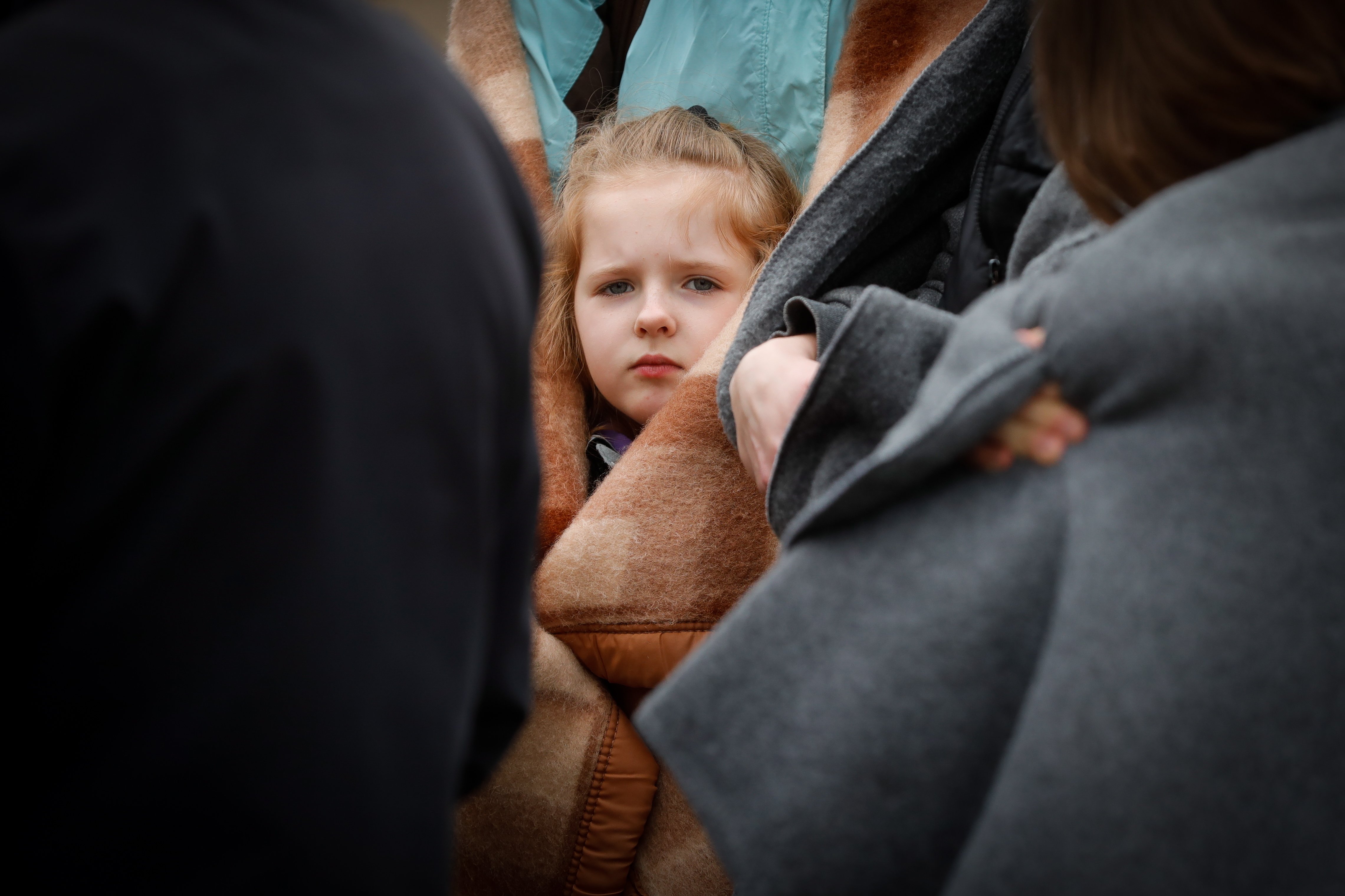 Refugiados ucranianos llegan a Bélgica, mirada niña, invasión Rusia Ucrania   Stephanie Lecocq Efe