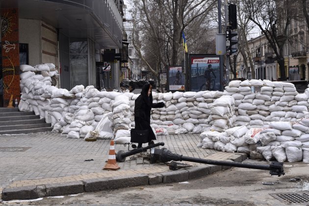 guerra rusia ucrania odesa mujer barricada Borja Sánchez Trillo efe